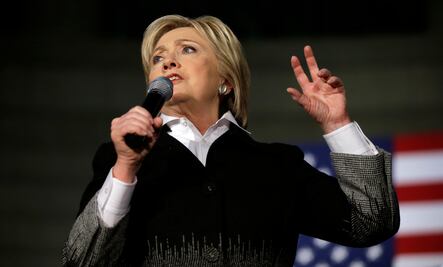 Empresas que dejan EU deben pagar un precio: Clinton