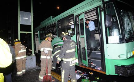 Atienden a 7 en hospital por fuego en trolebús