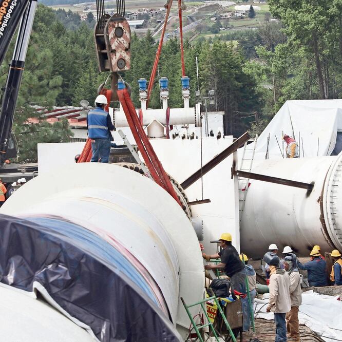 La Comisión Nacional del Agua reforzó el número de trabajadores para terminar las soldaduras de las tuberías del Sistema Cutzamala. Foto: JORGE ALVARADO. EL UNIVERSAL