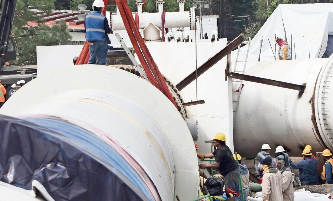 La Comisión Nacional del Agua reforzó el número de trabajadores para terminar las soldaduras de las tuberías del Sistema Cutzamala. Foto: JORGE ALVARADO. EL UNIVERSAL