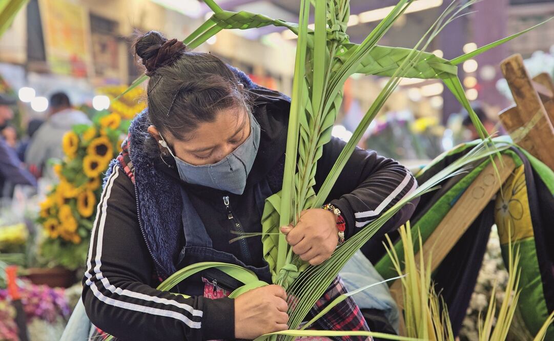 Cerca de 50 integrantes de la familia Castro, García y Morales viajan año con año desde Puebla, para vender cruces de palma. Foto: Germán Espinosa/ EL UNIVERSAL