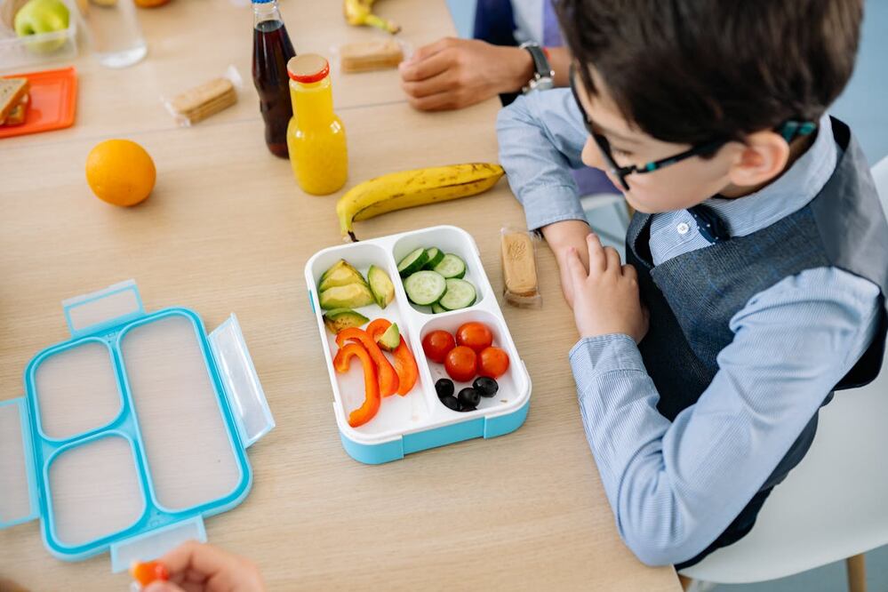Haz que tu pequeño regrese a clases con mejores hábitos alimenticios. Foto: Pexels