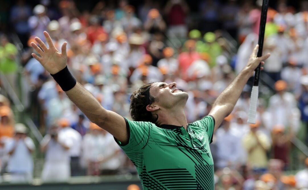 Roger Federer festeja su triunfo sobre Rafael Nadal en la Final de Miami. AP