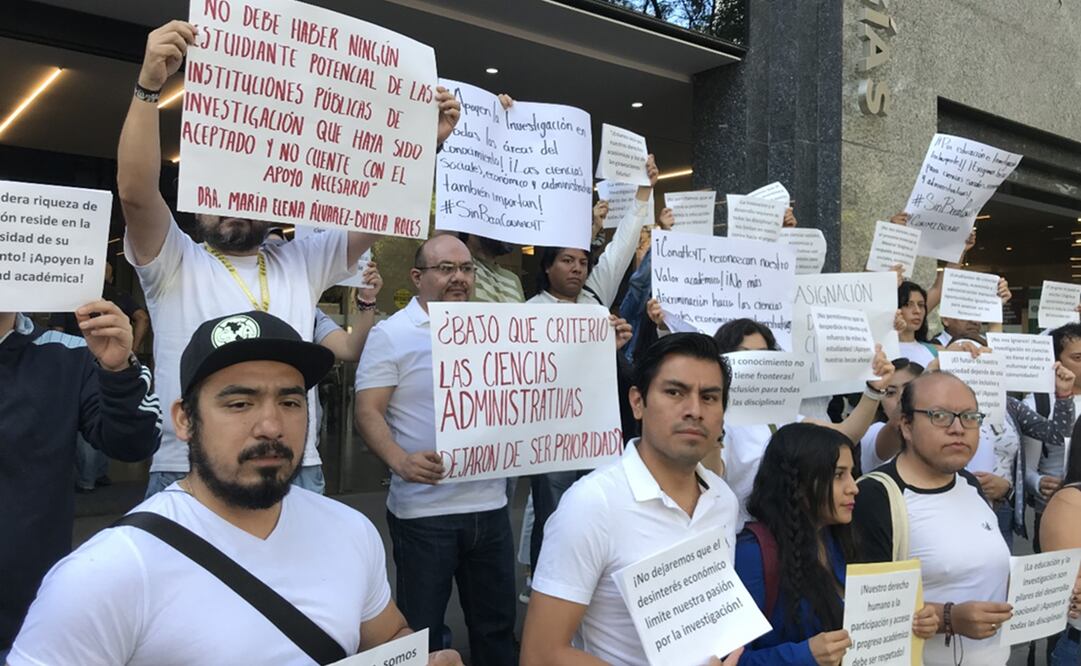 Estudiantes de posgrado del área administrativa protestan en la sede del CONACHYT afectados por la nueva norma que excluye áreas No prioritarias para dar becas por parte del CONACHYT.
Fotos: Francisco Rodríguez/EL UNIVERSAL.