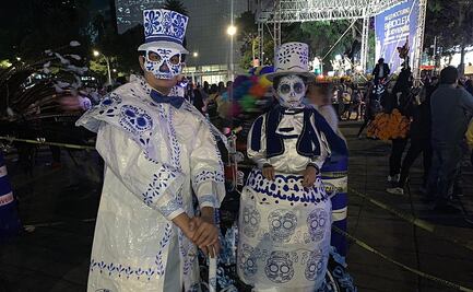 Catrines y vampiros pedalean por Reforma en el Paseo Nocturno en Bicicleta