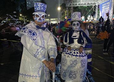 Catrines y vampiros pedalean por Reforma en el Paseo Nocturno en Bicicleta