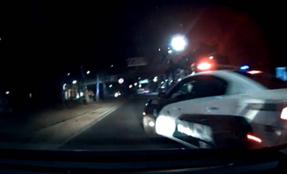 Foto: Tomada de @ERICKGUTZM/ La patrulla se le cierra al conductor para provocar un choque