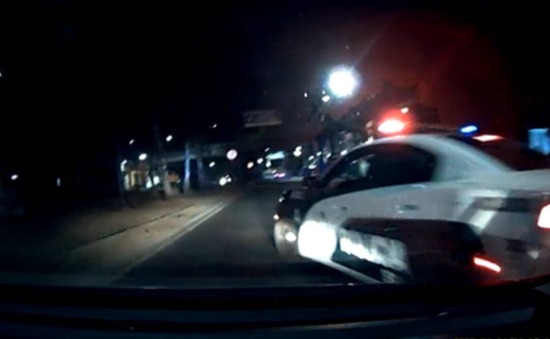Foto: Tomada de @ERICKGUTZM/ La patrulla se le cierra al conductor para provocar un choque