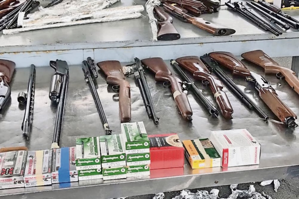 Efectivos federales y personal del SAT detuvieron al vehículo en la vía Nuevo Laredo-Entronque Carretera -Monclova-Piedras Negras. (CORTESÍA SEGOB)