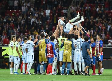 Afición de Chivas se despide de Carlos Salcido