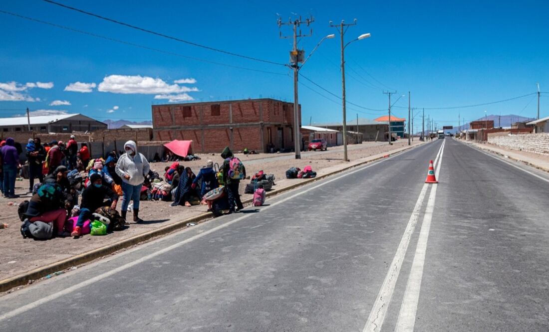 Migrantes venezolanos permanecen concentrados en el pueblo de Colchane. Foto: AFP