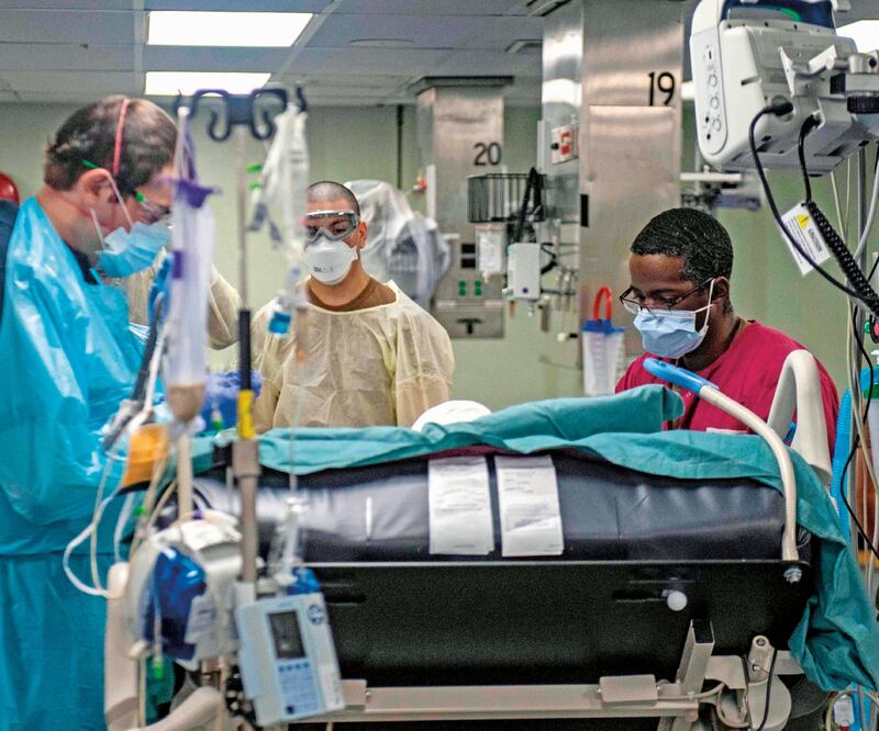 Médicos transportan a un enfermo de coronavirus en el buque USNS Comfort a un hospital local, en Nueva York. SCOTT BIGLEY. AFP