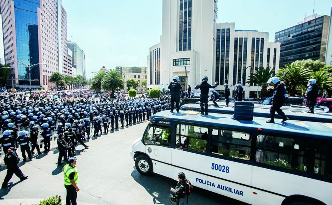 Con un operativo por cielo y tierra, autoridades federales y capitalinas evitaron que la Coordinadora Nacional de Trabajadores de la Educación se instalara sobre una de las avenidas más importantes del DF (Foto: JUAN BOITES / EL UNIVERSAL)