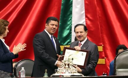 Recibe Ealy Ortiz reconocimiento en el pleno de San Lázaro