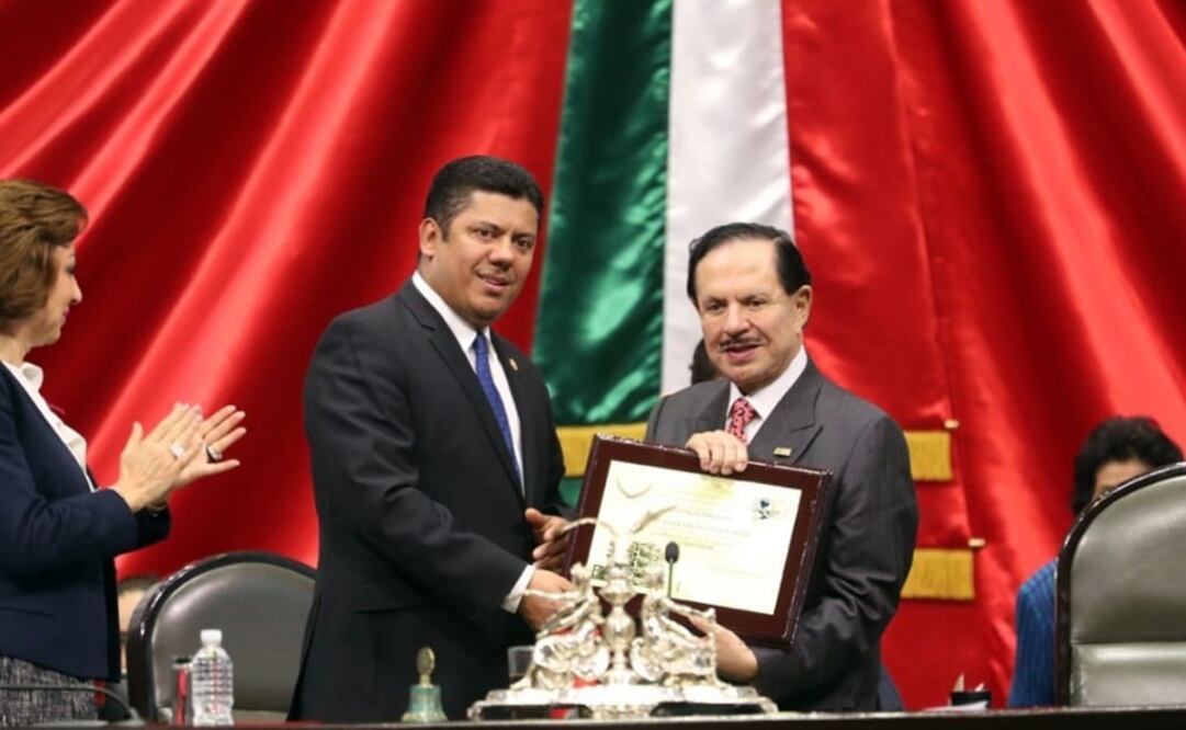  El presidente de la Mesa Directiva de la Cámara de Diputados, Javier Bolaños, entregó el reconocimiento y destacó la trayectoria del Presidente Ejecutivo y del Consejo de Administración de EL UNIVERSAL. /Lucía Godínez - EL UNIVERSAL