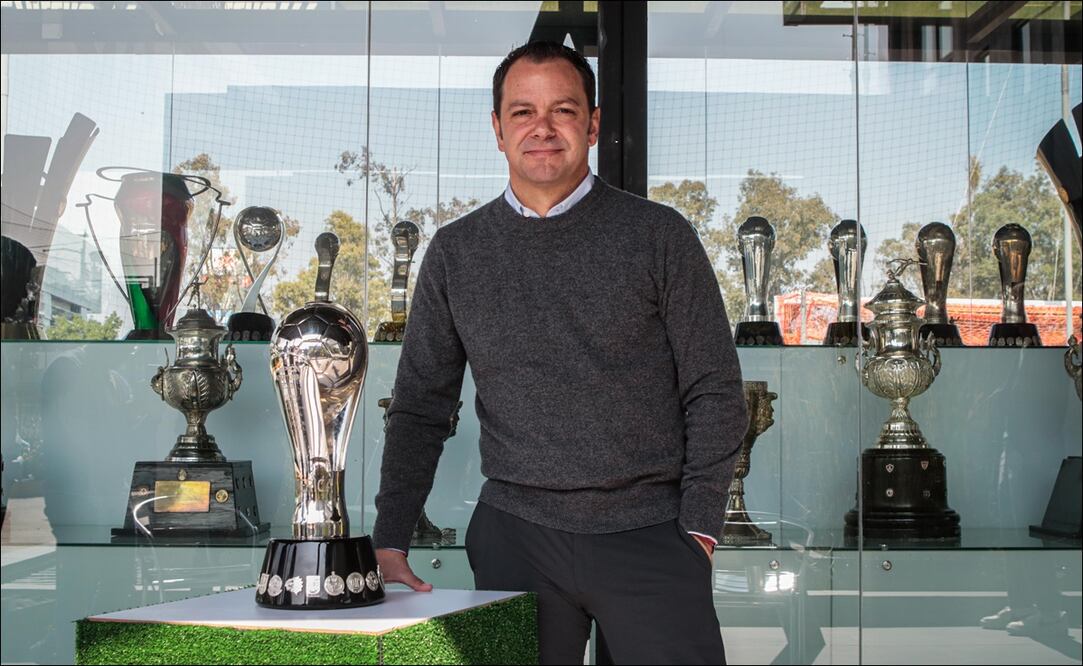 Santiago Baños con el nuevo título del América  - Foto: Gabriel Pano / EL UNIVERSAL