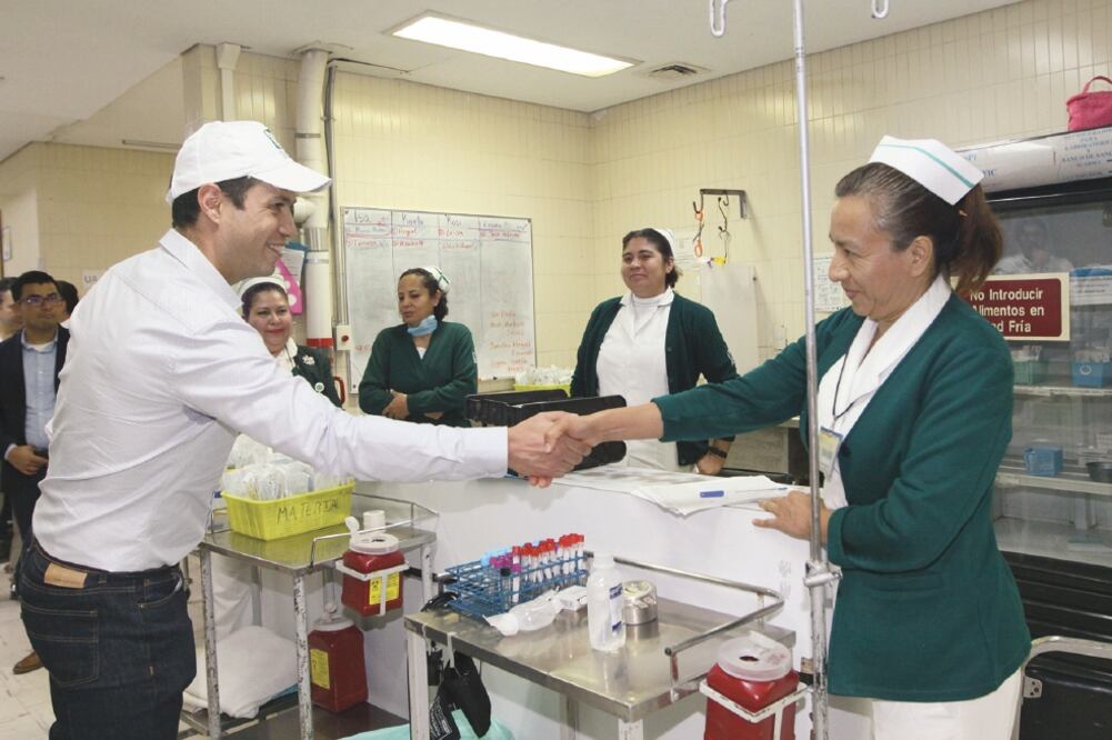 El director del Instituto Mexicano del Seguro Social, Tuffic Miguel, realizó un recorrido por el Hospital General de Zona con Medicina Familiar número 5, a fin de constatar las condiciones de higiene y seguridad. (CORTESÍA)
