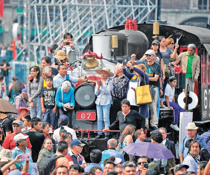 Petra y el público. Usuarios aprovecharon para hacerse selfies. CLAUDIO CRUZ. AFP