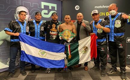 El 'Gallo' Estrada ofrece disculpas por posar con bandera de Nicaragua al revés