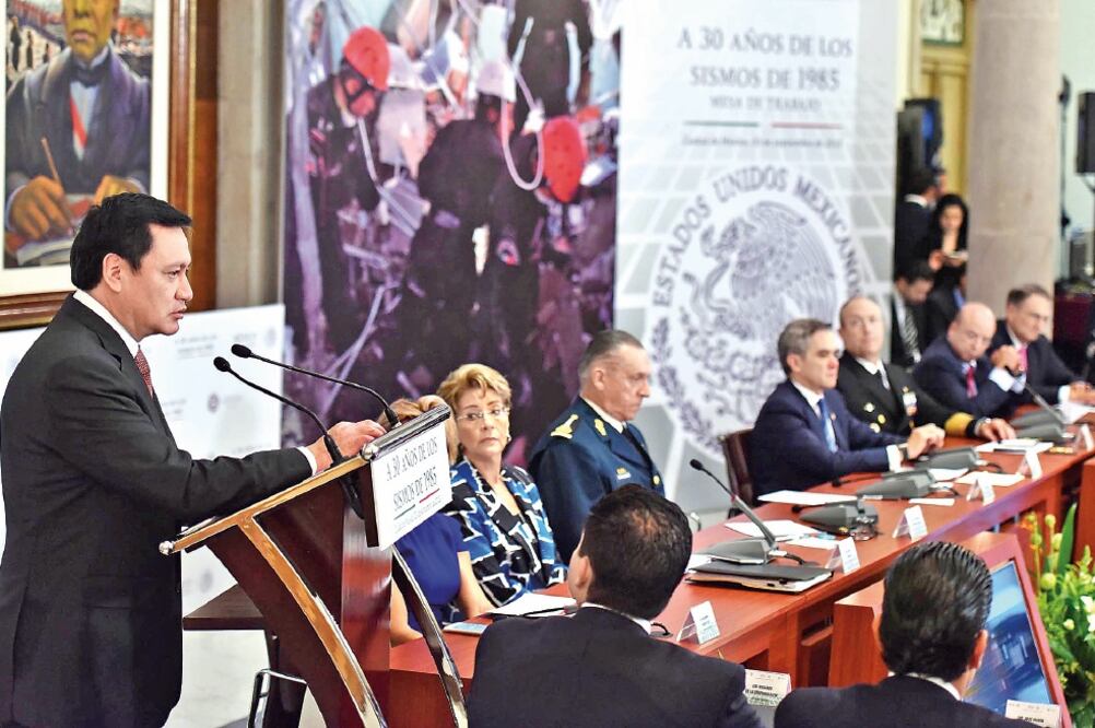 Miguel Ángel Osorio Chong (Segob), Mercedes Juan López (Ssa), el general Salvador Cienfuegos (Sedena), Miguel Ángel Mancera (GDF) y el almirante Vidal Francisco Soberón (Semar), entre otros, durante la reunión sobre protección civil (ESPECIAL)