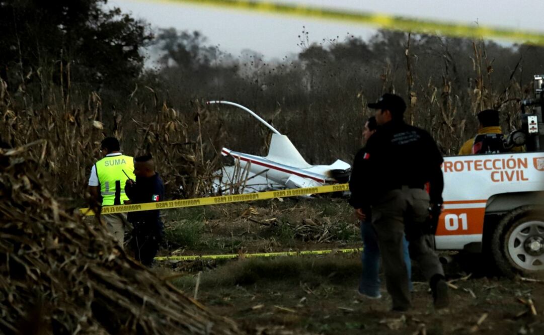 Police and rescue personnel stand at the scene where the helicopter transporting Martha Erika Alonso, governor of the state of Puebla, and his husband Senator Rafael Moreno Valle crashed, in Coronango, Puebla - Photo: Imelda Medina/REUTERS