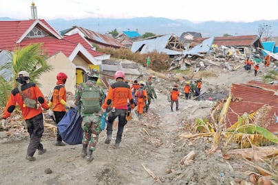 Hallan vivos a 31 menores tras terremoto en Indonesia