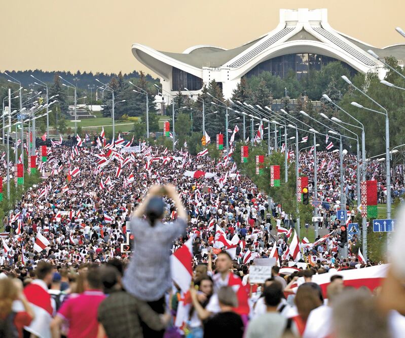 Miles de bielorrusos marcharon ayer a la céntrica Plaza de la Independencia para exigir al presidente que deje el gobierno. Foto: AP