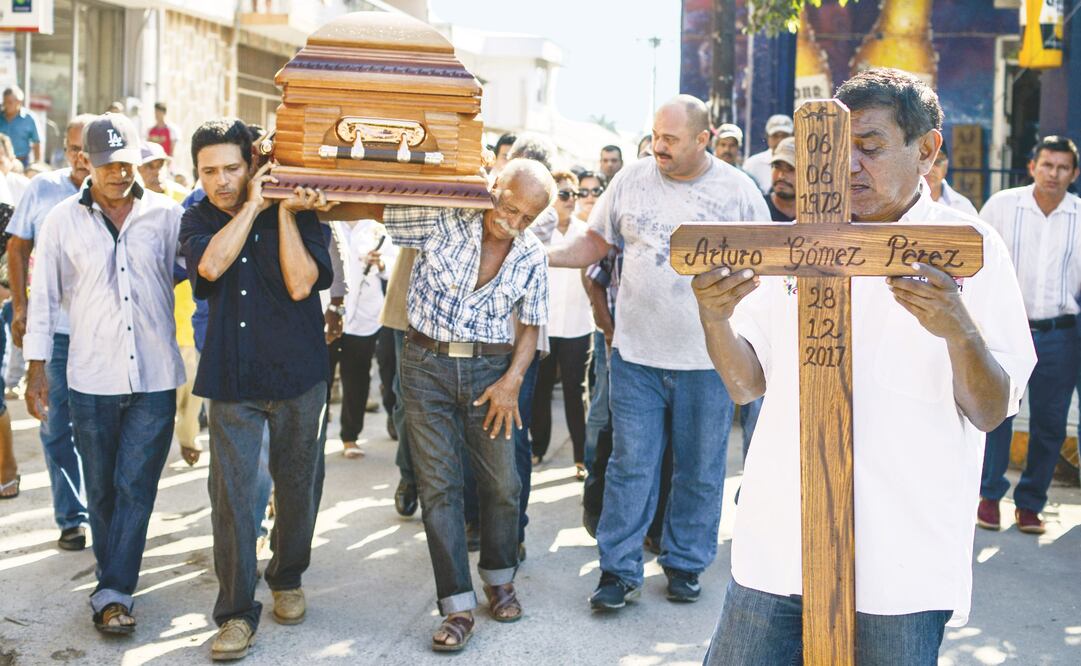 El presidentemunicipalde Petatlán, elperredista ArturoGómezPérez,fue muertoatiros lanochedel juevescuando cenaba con ex compañeros (FRANCISCO ROBLES. AFP)