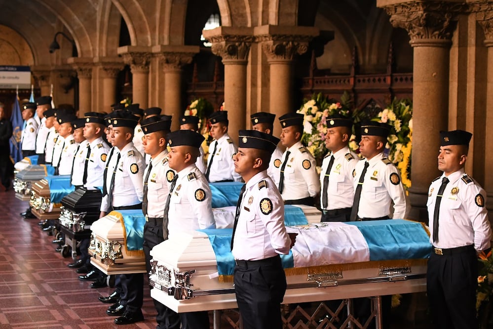 Integrantes de la Policía de Guatemala participan este lunes en las honras fúnebres por los nueve agentes asesinados por pandillas, en Ciudad de Guatemala. FOTO: ALEX CRUZ. EFE