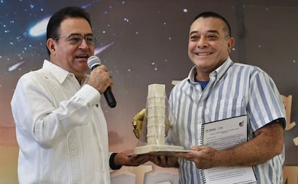 Entregan reconocimiento al pasajero un millón del Tren Maya; simboliza el respaldo del pueblo: Oscar David Lozano