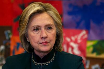 Correos de Clinton revelan nexo con asesor rechazado por EU