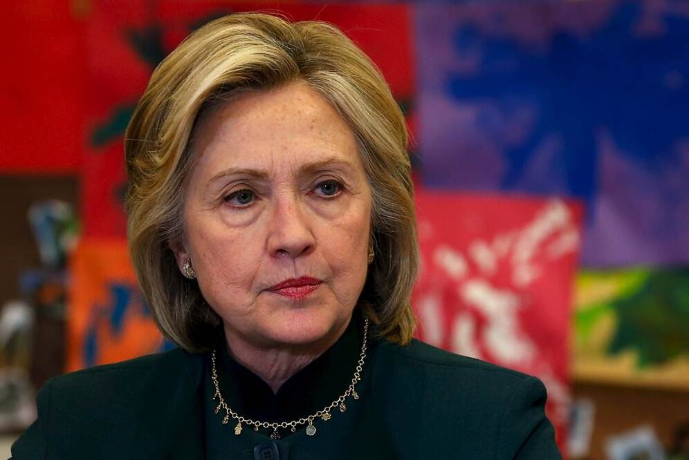 Es la principal candidata a la nominación demócrata a la presidencia, lo que ha elevado el nivel de escrutinio al uso que dio de los correos electrónicos privados cuando era secretaria de Estado