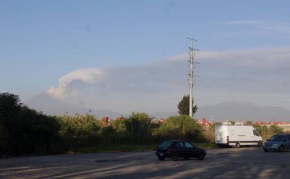 Popocatépetl emite fumarola continua con material incandescente