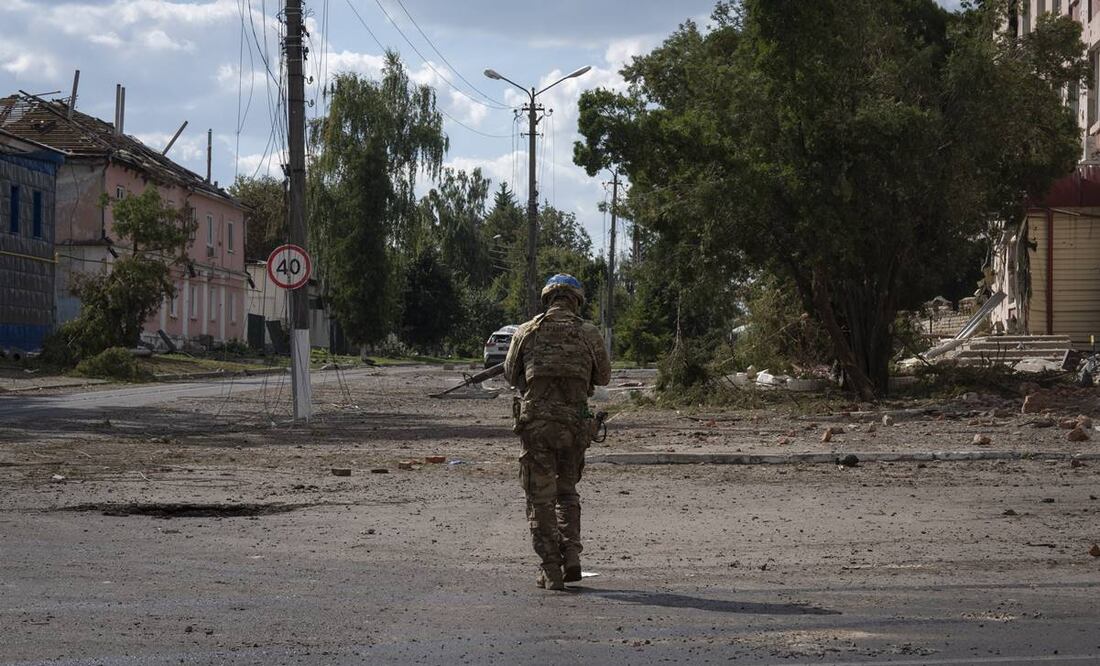 Un soldado ucraniano pasa por el centro de una ciudad en Sudzha, región de Kursk, Rusia. Foto: AP