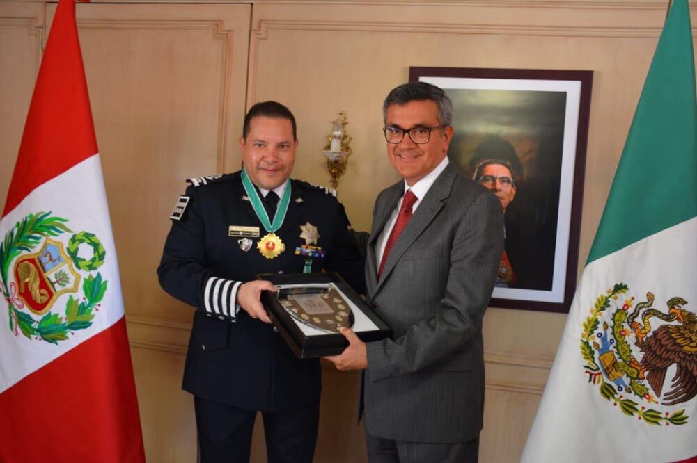 Recibe Manelich Castilla condecoración del gobierno de Perú