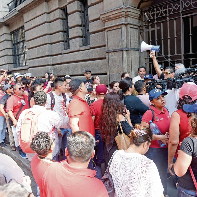 Trabajadores de la Fiscalía General del Estado llegaron hasta el Palacio de Gobierno, donde bloquearon los accesos principales en demanda del pago de un supuesto adeudo de 250 millones de pesos a la dependencia, así como mejores condiciones de trabajo.  
