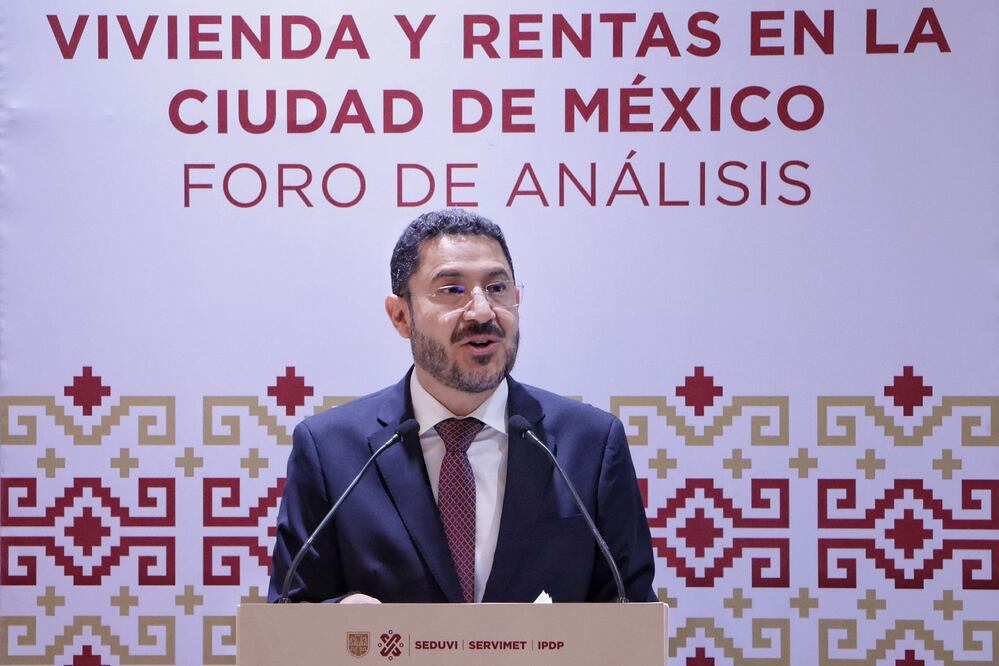 Martí Batres, jefe de gobierno de la CDMX, pide poner límites a las rentas. Foto. Especial.