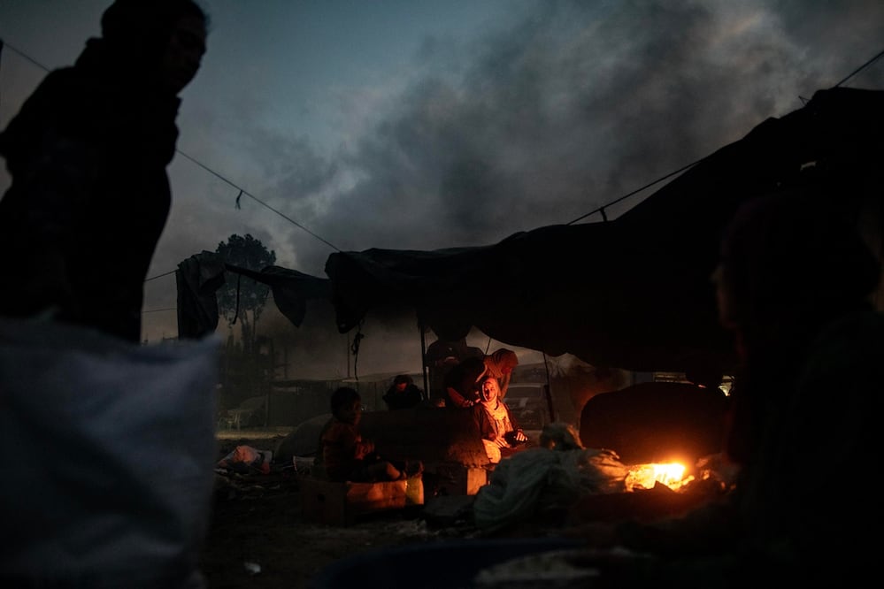 Mujeres palestinas desplazadas internamente del norte de la Franja de Gaza hornean pan para venderlo y satisfacer sus necesidades diarias en un campamento temporal en Khan Younis, sur de la Franja de Gaza, el 5 de octubre de 2024. Foto: EFE