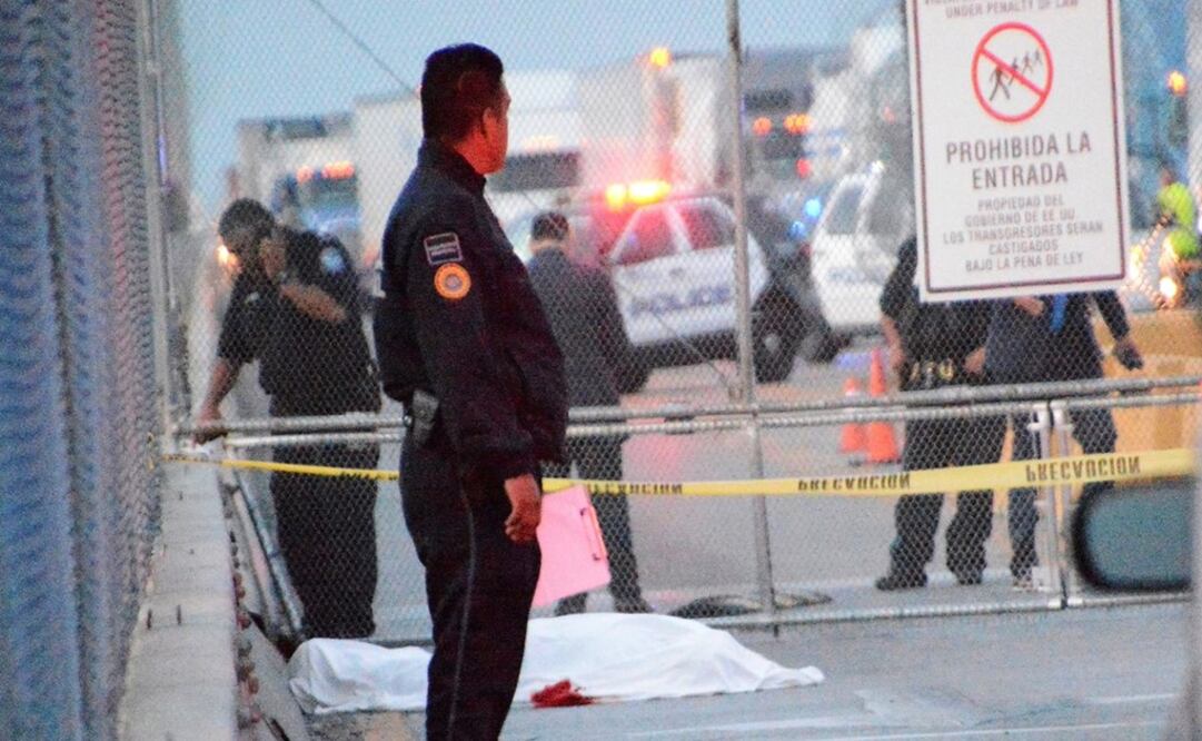 Police officers keep watch at the crime scene where a Mexican asylum-seeker slit his own throat after being denied entry into the United States – Photo: Jesús González/REUTERS