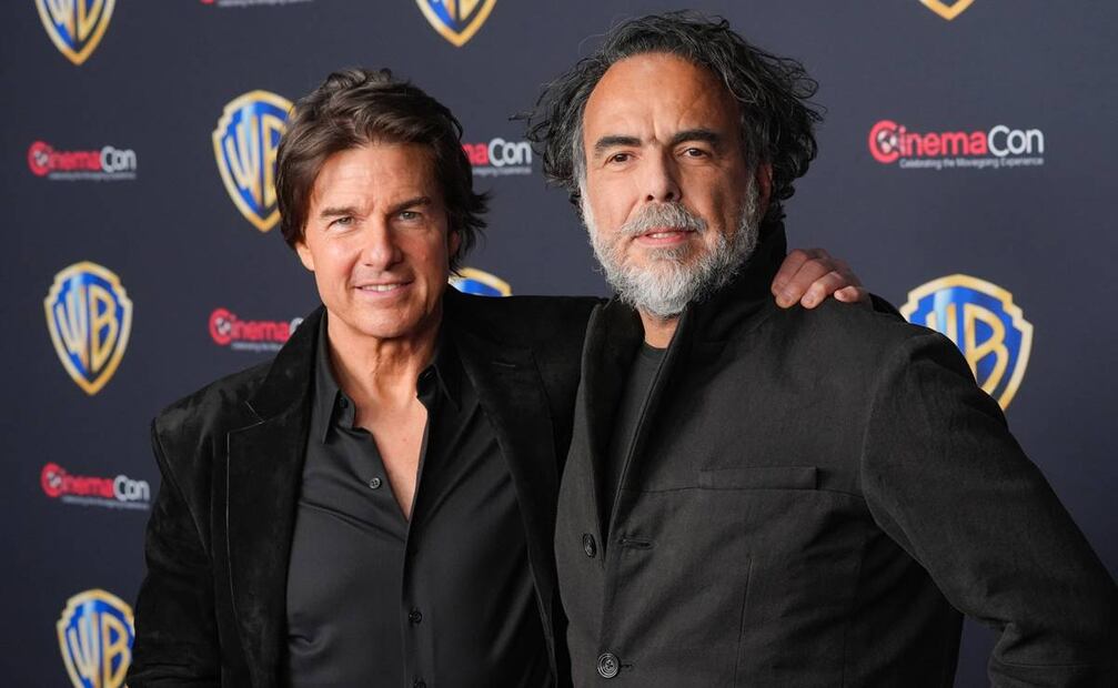 Tom Cruise (izquierda) y Alejandro González Iñárritu llegan a la presentación de Warner Bros. en CinemaCon el martes 14 de abril de 2026 en el Caesars Palace de Las Vegas. 
Foto AP/Chris Pizzello.