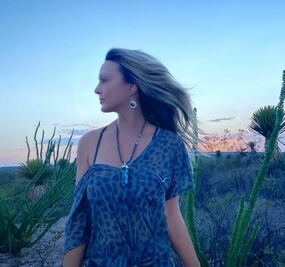 Fey vuelve a poner de moda los tenis con plataforma