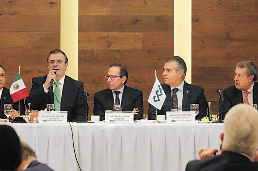 El secretario de Relaciones Exteriores, Marcelo Ebrard (centro), fue el invitado en la junta mensual de Consejeros Nacionales del Consejo Coordinador Empresarial (CCE), organismo presidido por Carlos Salazar Lomelín (der.). Foto: CORTESÍA