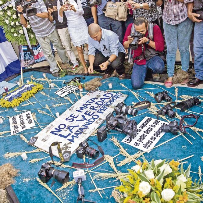 Varios periodistas y fotógrafos colocaron cámaras y grabadoras para demandar libertad de prensa en Nicaragua, durante una protesta el pasado abril. (ARCHIVO. EFE)