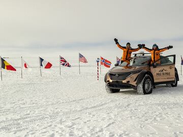 Auto eléctrico cruza el planeta de polo a polo