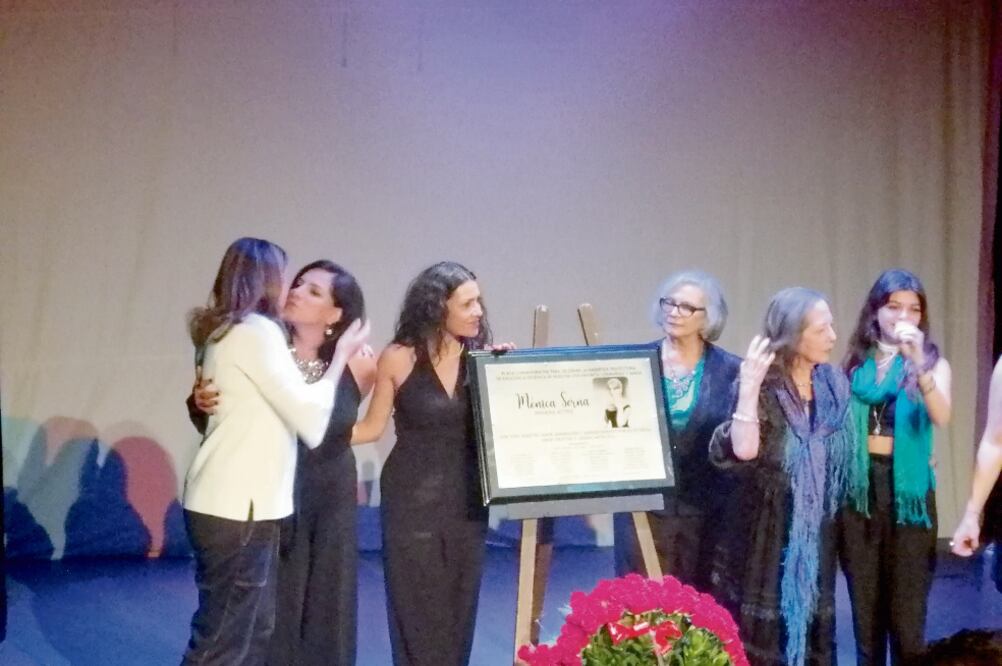 La actriz develó una placa que celebra la excelencia escénica (GILBERTO PÉREZ. EL UNIVERSAL)