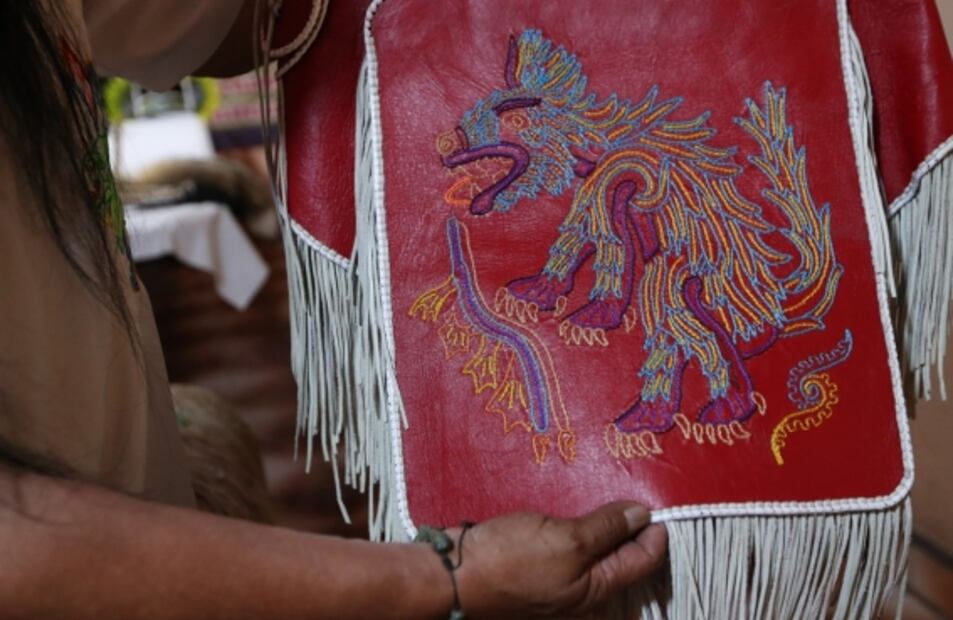 Jornadas de 9 horas y trajes de 15 kilos: el detrás de bambalinas de los concheros del Zócalo