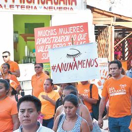 Marchan en Pochutla contra feminicidios