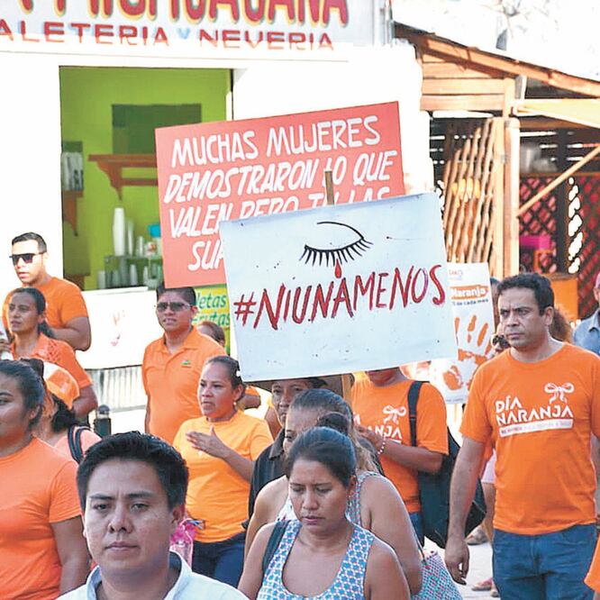 Decenas de personas marcharon ayer en Pochutla, Oaxaca, para exigir justicia por los asesinatos de dos madres de familia. CORTESÍA AYUNTAMIENTO POCHUTLA