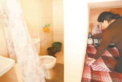 Reclusas improvisan toallas sanitarias con trapos y calcetines