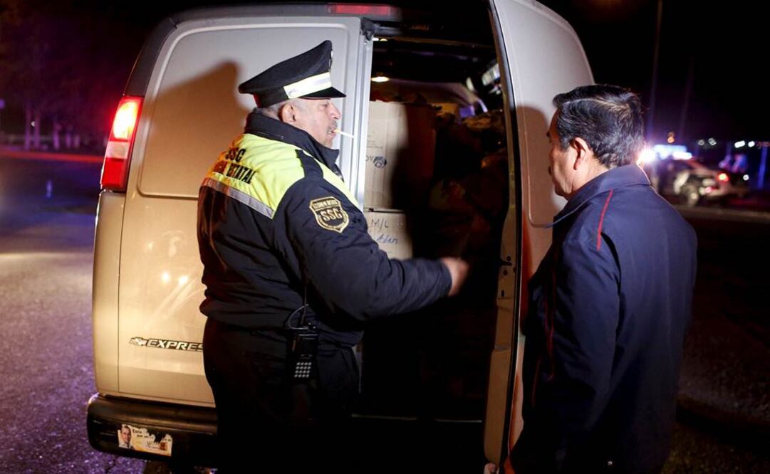 Elementos de seguridad pública del Estado de México, revisan un vehículo durante un retén cercano al penal del Altiplano, en el municipio de Almoloya de Juárez